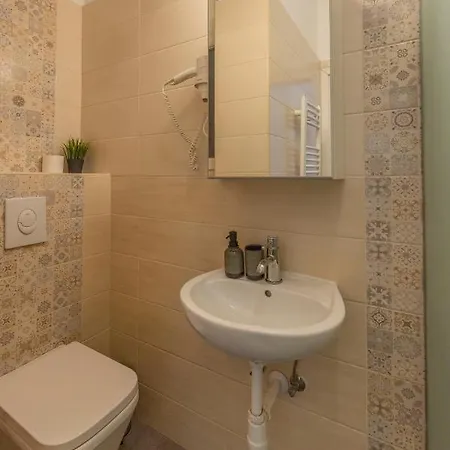 Grand With 5bedrm 2bathroom דירה