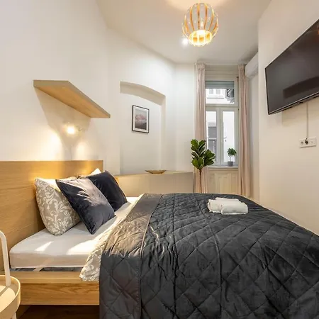 Grand With 5bedrm 2bathroom בודפשט