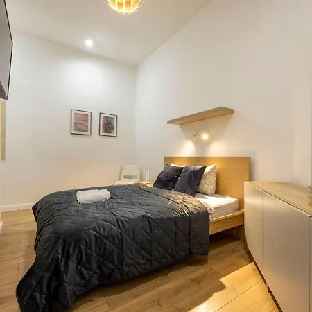 Grand With 5bedrm 2bathroom דירה