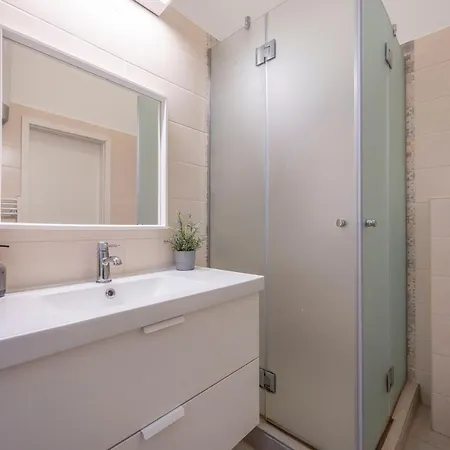 Grand With 5bedrm 2bathroom דירה