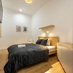 Grand With 5bedrm 2bathroom 아파트