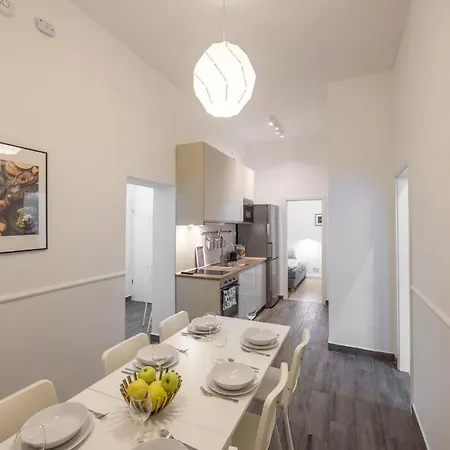 Grand With 5bedrm 2bathroom דירה
