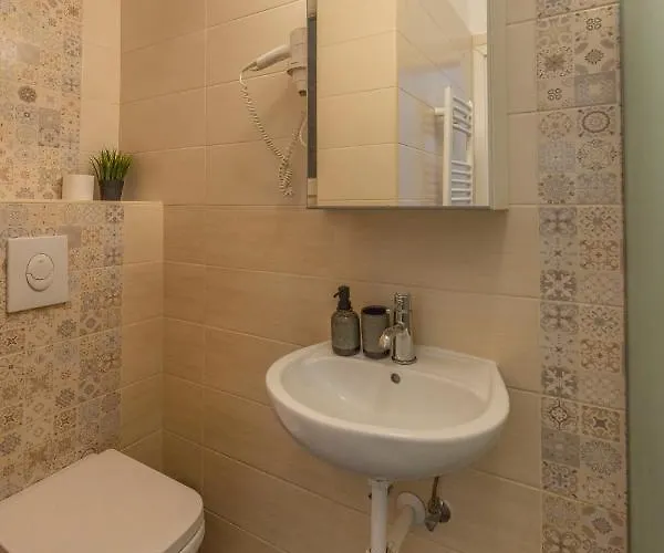 Grand With 5bedrm 2bathroom Lejlighed