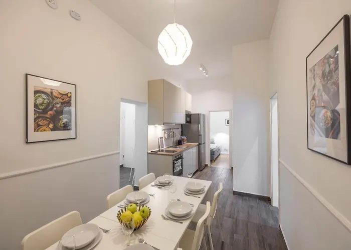 Grand With 5bedrm 2bathroom Lejlighed