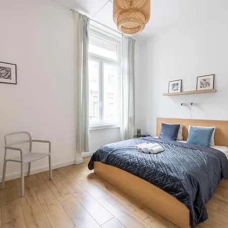 Apartment Grand With 5bedrm 2bathroom *
