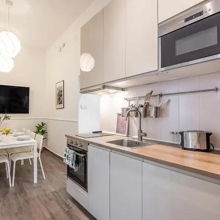 Grand With 5bedrm 2bathroom Apartment Budapest