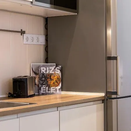 Grand With 5bedrm 2bathroom Apartment