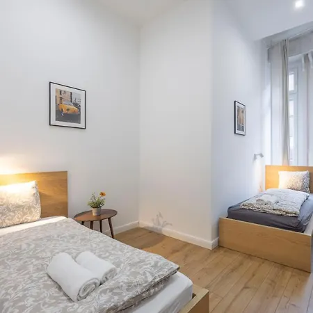 Grand With 5bedrm 2bathroom Apartment *