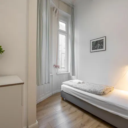 Grand With 5bedrm 2bathroom Apartment *